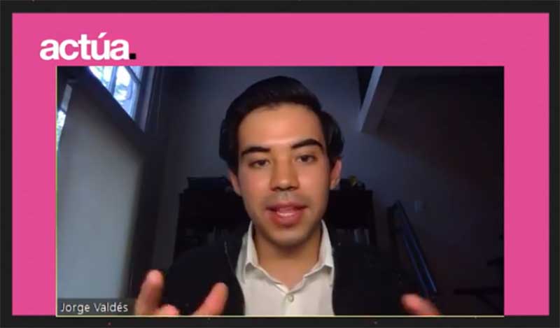 Jorge Valdés, estudiante de Negocios Internacionales, fue quien moderó la conferencia.