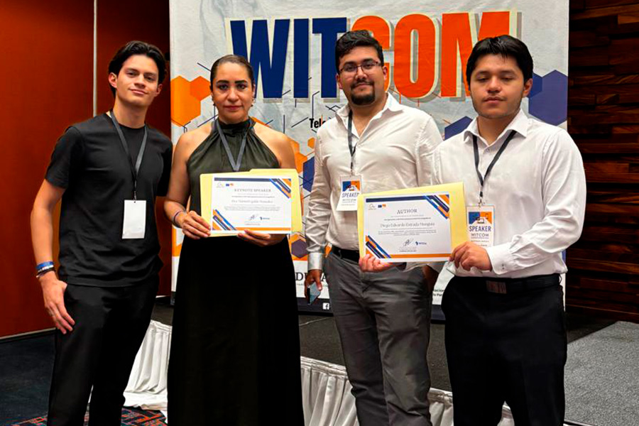 Diego, Ethan y Gustavo con Marisol Ugalde, directora de la Escuela de Arquitectura, Arte y Dise&ntilde;o del Tec campus Estado de M&eacute;xico tras la presentaci&oacute;n de sus investigaciones en WITCOM.