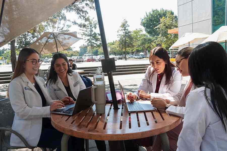Invesitigación en nutrición sobre niños con parálisis, realizada por equipo de alumnas del Tec Guadalajara.