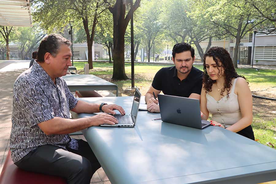 Familia Castro Garc&iacute;a, egresados del Tec de Monterrey, en el campus Monterrey. 