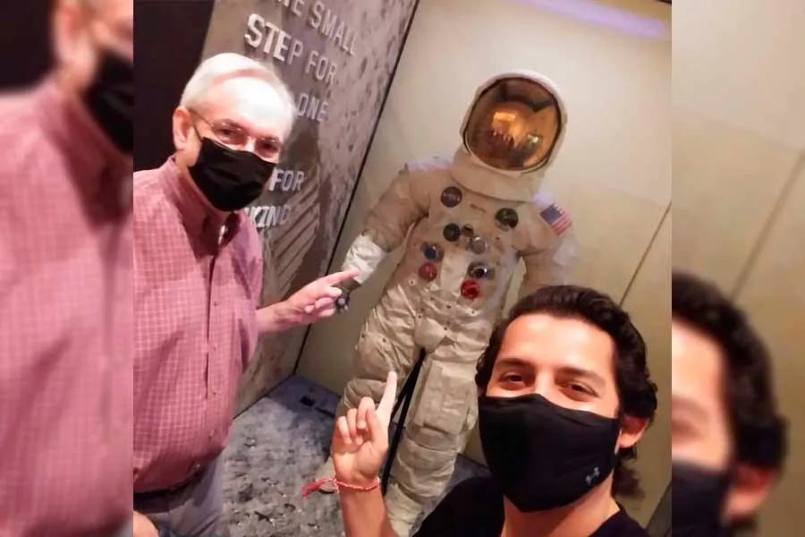 Iv&aacute;n junto a un cient&iacute;fico de la NASA.