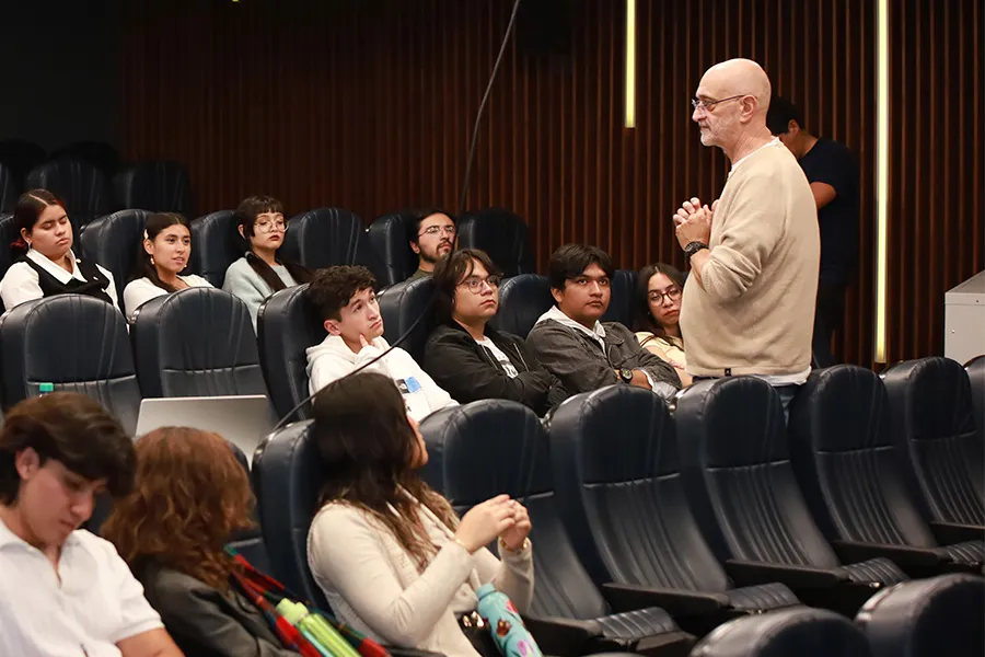Jacques-Diego Losa en su clase a estudiantes en el Tec campus Estado de M&eacute;xico.