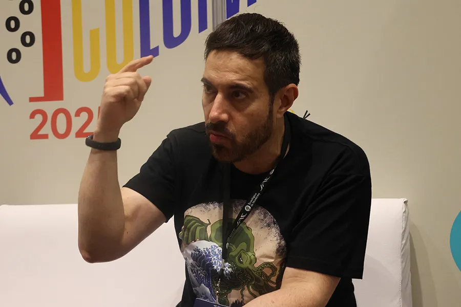 El autor Jaime Alfonso Sandoval durante la entrevista