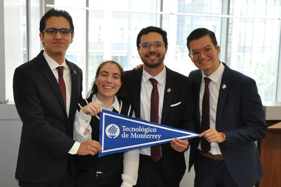 Jaime Escamilla con su equipo durante una competencia internacional de General Motors, en Detroit.