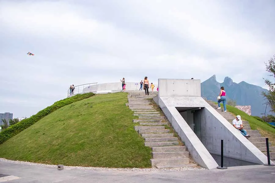 Esp&iacute;ritu de Luz de James Turrel, obra ubicada en el Parque Central de distritotec.