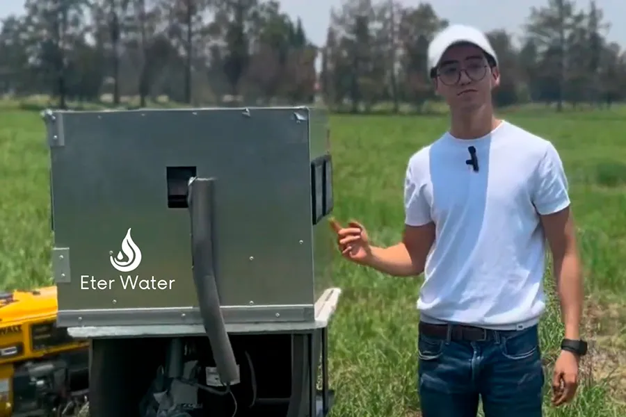 Javier Martínez con uno de los generadores de EterWater.