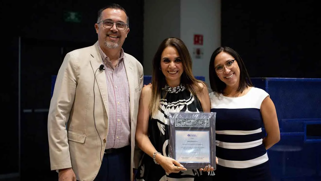 Jenny Salomón y directivos de tec Campus Hidalgo en Ceremonia del Día de las y los Profesores