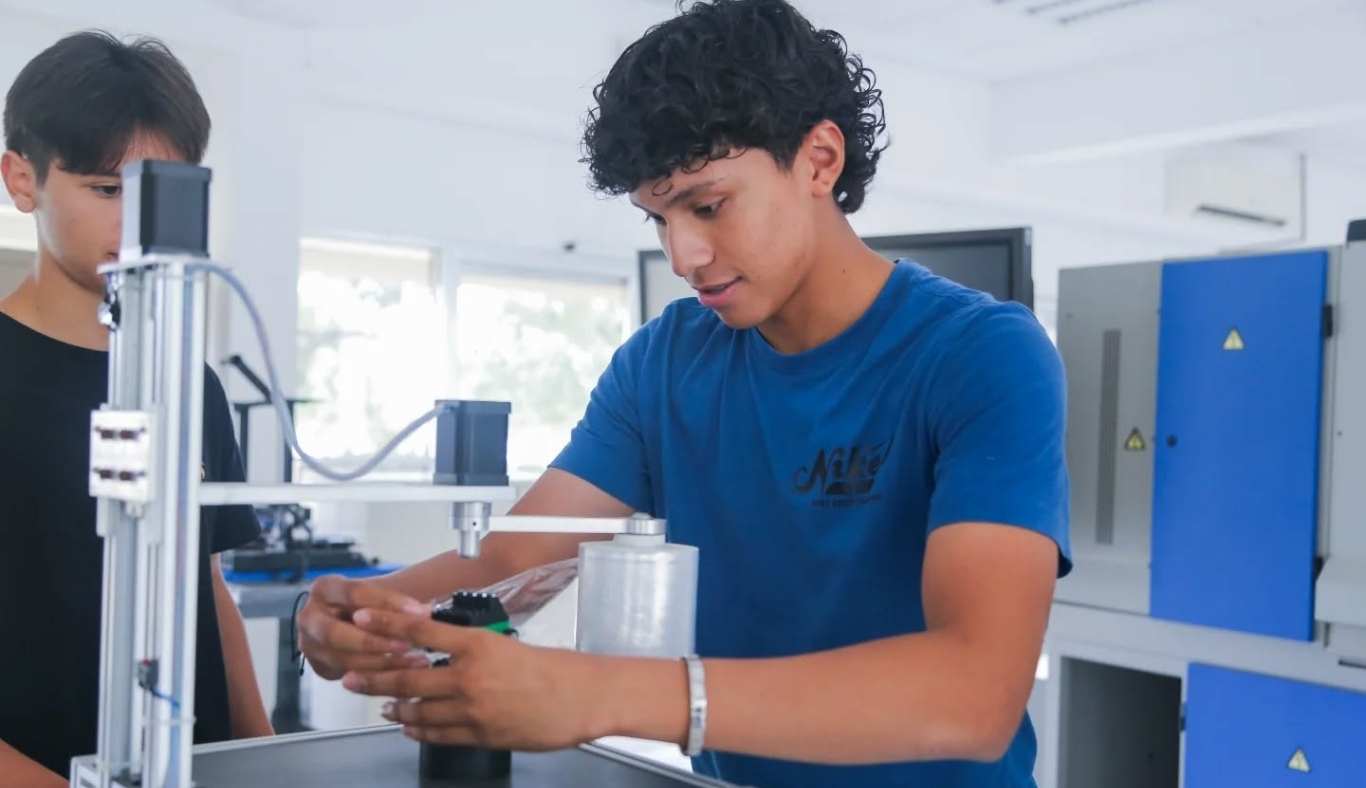 jesús rivera obtuvo beca para estudiar en el extranero