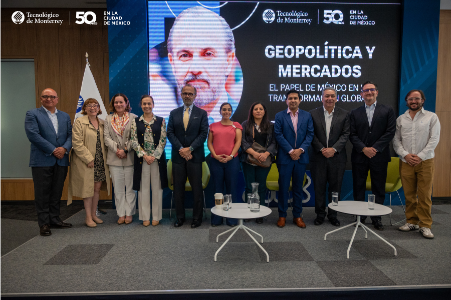 Jorge Su&aacute;rez V&eacute;lez participando en el conversatorio Geopol&iacute;tica y Mercados en el Tec campus Ciudad de M&eacute;xico.