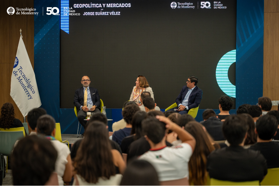 El economista y analista financiero Jorge Su&aacute;rez V&eacute;lez exponiendo sobre inteligencia artificial y demograf&iacute;a.