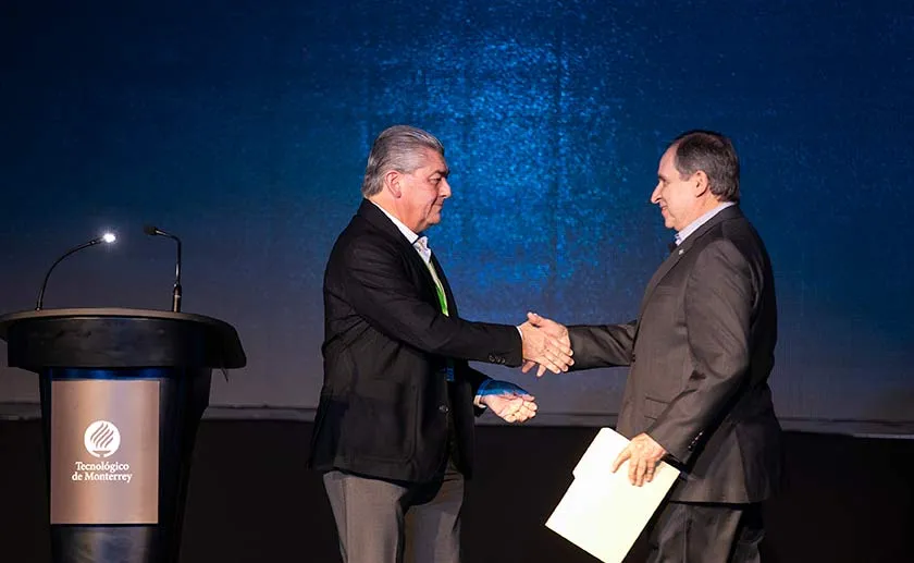 Jos&eacute; Antonio Fern&aacute;ndez, presidente del Consejo Directivo del Tec de Monterrey, felicita a Salvador Alva, presidente del Tec, por lo que logr&oacute; en 8 a&ntilde;os de gesti&oacute;n.