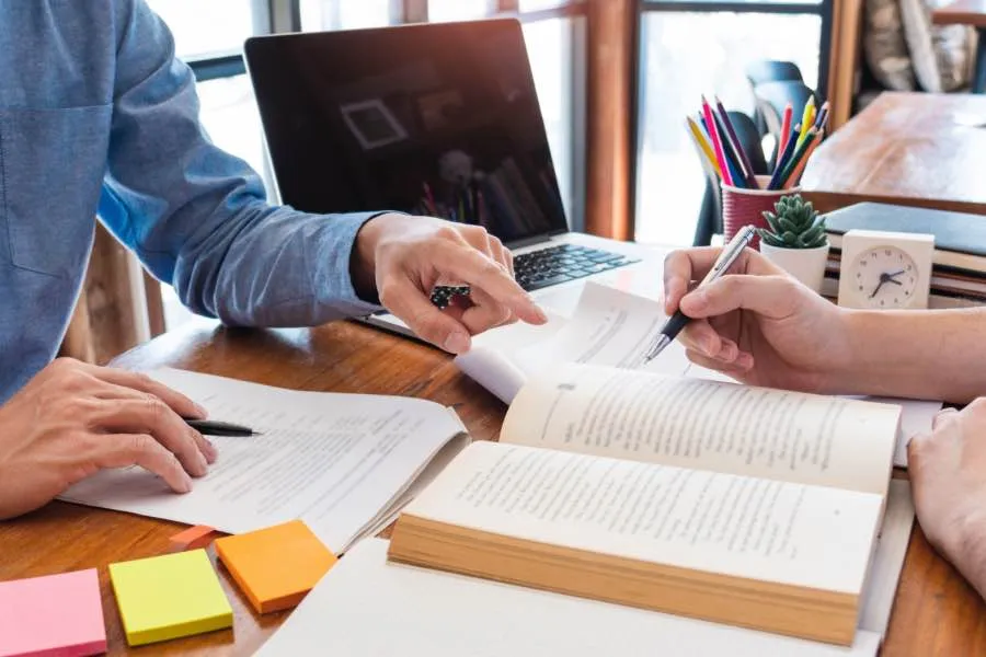 Joven dando asesorías a un alumno