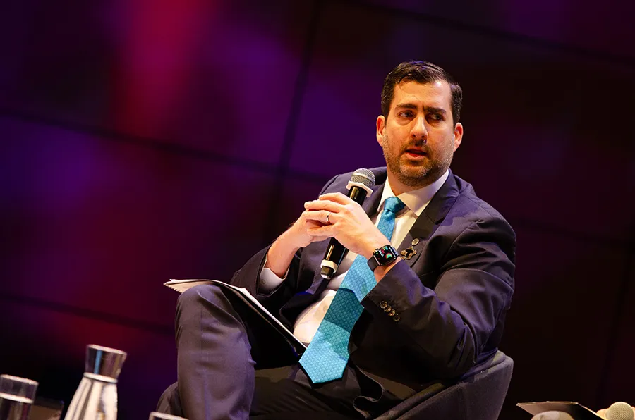 El rector del Tec, Juan Pablo Murra charlando