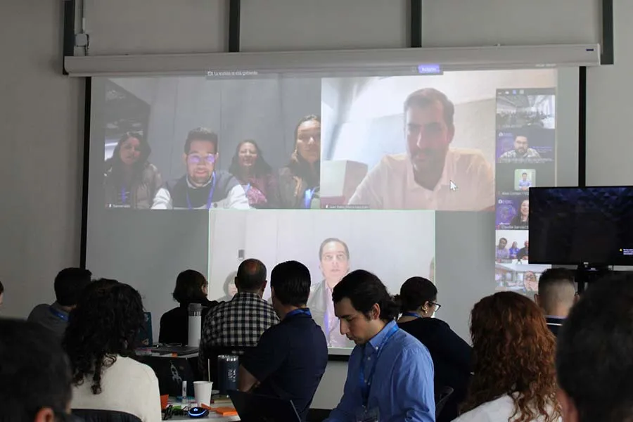 Juan Pablo habla con profesores tec