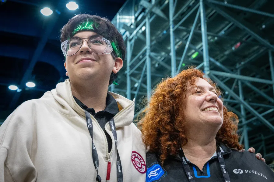 Desde ni&ntilde;o, Juan Pablo acompa&ntilde;&oacute; a su mam&aacute; a eventos de FIRST Robotics; a&ntilde;os despu&eacute;s ambos forman parte del mismo equipo