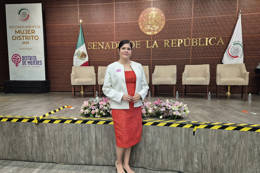 Judith Zabala posa con el Premio Mujer Distrito 2025 por su impacto en la salud visual.