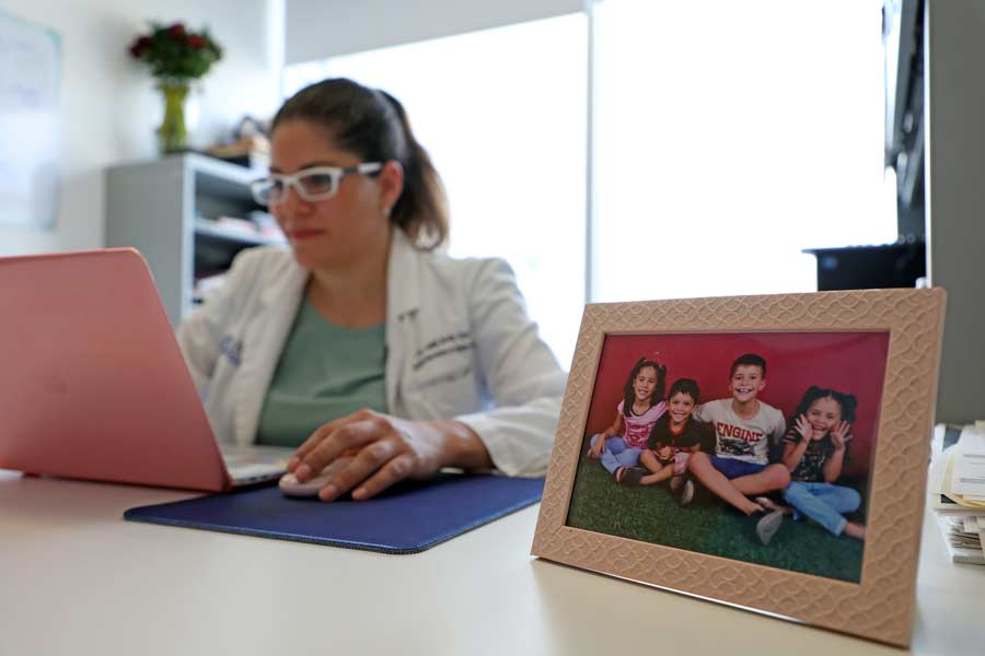 La profesora combina el rol de mamá con el de investigadora.