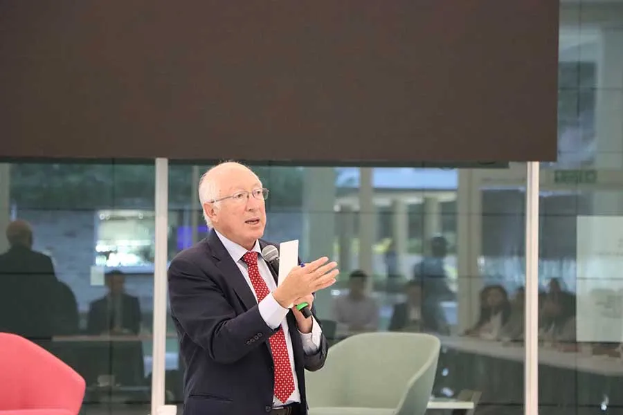 Ken Salazar, Embajador de México en Estados Unidos, en diálogo con estudiantes del campus Monterrey.