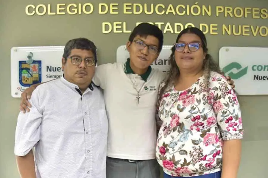 Kevin &Aacute;vila con sus padres de familia luego de ser informado que estudiar&iacute;a del CONALEP al Tec.