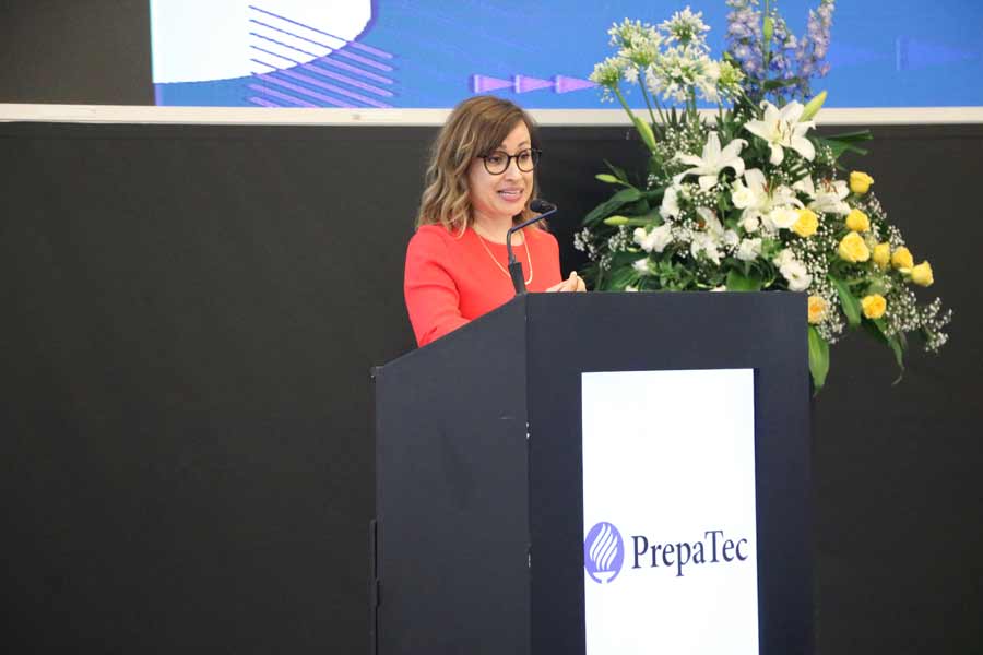 La profesora Karla Villarreal ofreció un mensaje a las madres y padres de PrepaTec Monterrey. 