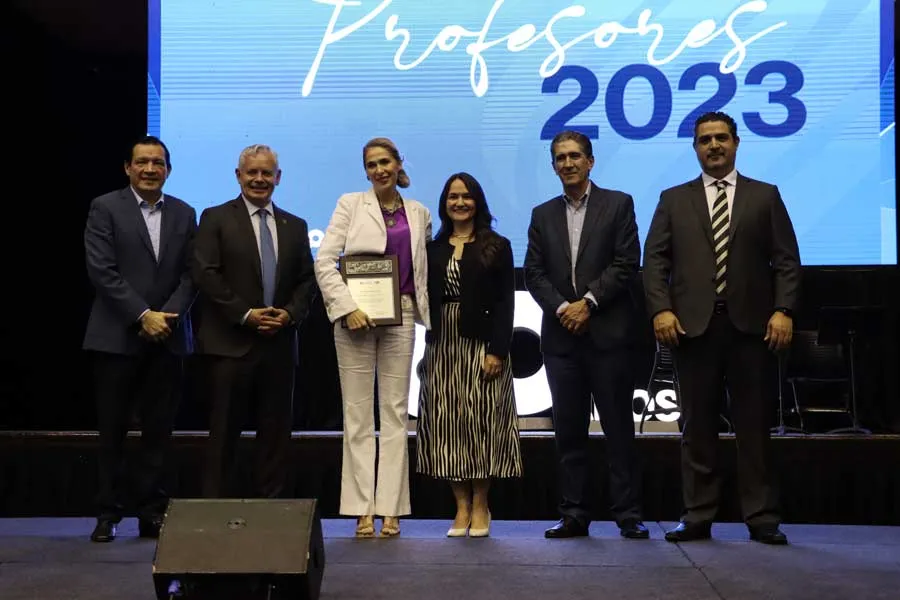 La profesora posando para una foto acompa&ntilde;ada de directivos.