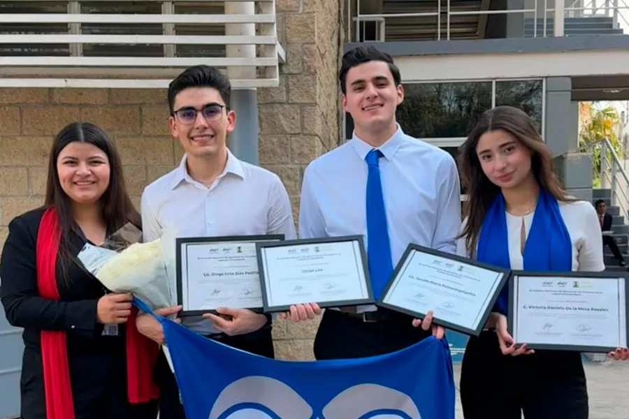 Laguneros posan con los diplomas que les distinguen como bicampeones del Torneo Nacional Universitario en Guadalajara