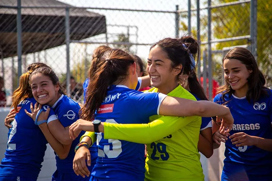 Las jugadoras de Borregos femenil de fútbol rápido celebraron el campeonato. 