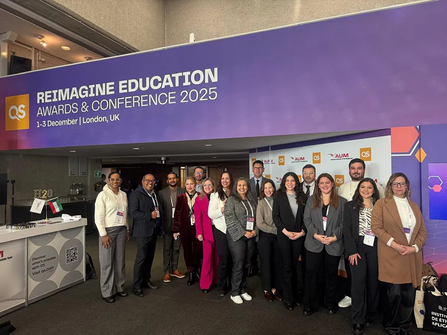 Acad&eacute;micos durante el reimagine education