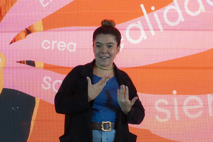 Laura Bustamante hablando sobre lengua de se&ntilde;as e inclusi&oacute;n frente a estudiantes en Tec CCM.