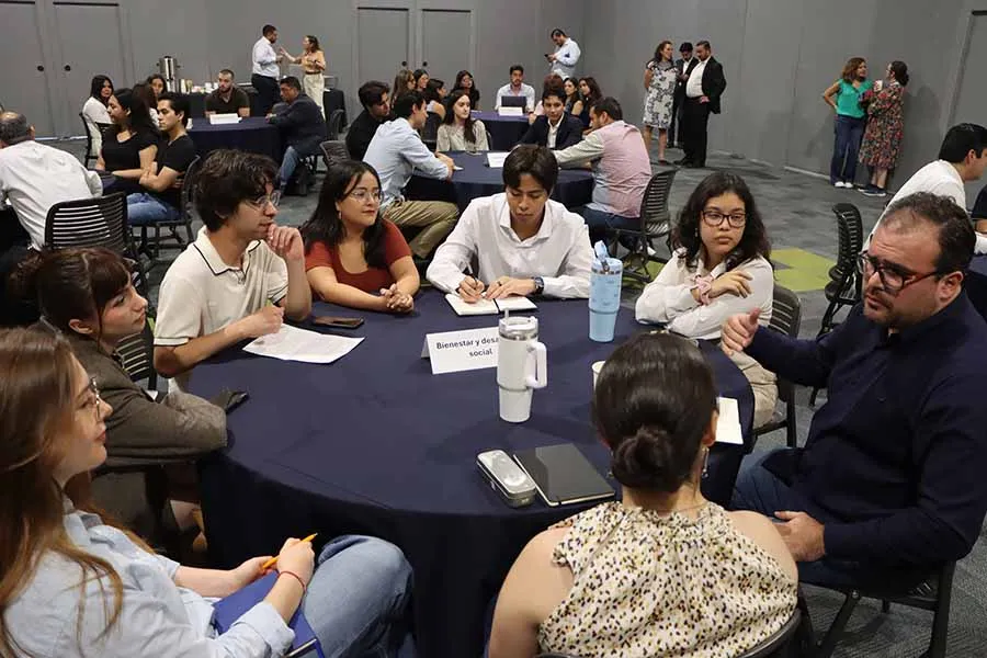 Adrián González, diputado federal, con estudiantes del campus Monterrey.