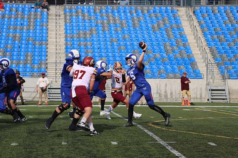 Leonardo García, mariscal de campo de Borregos Monterrey de PrepaTec, en final contra Redskins.