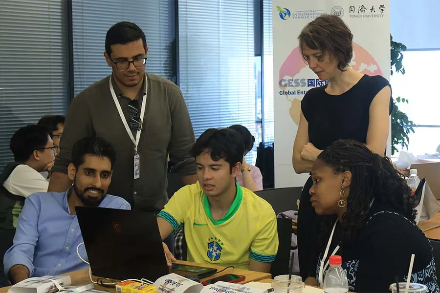 Cristopher participando en China