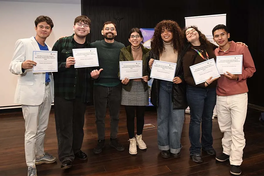 Cristopher con su equipo