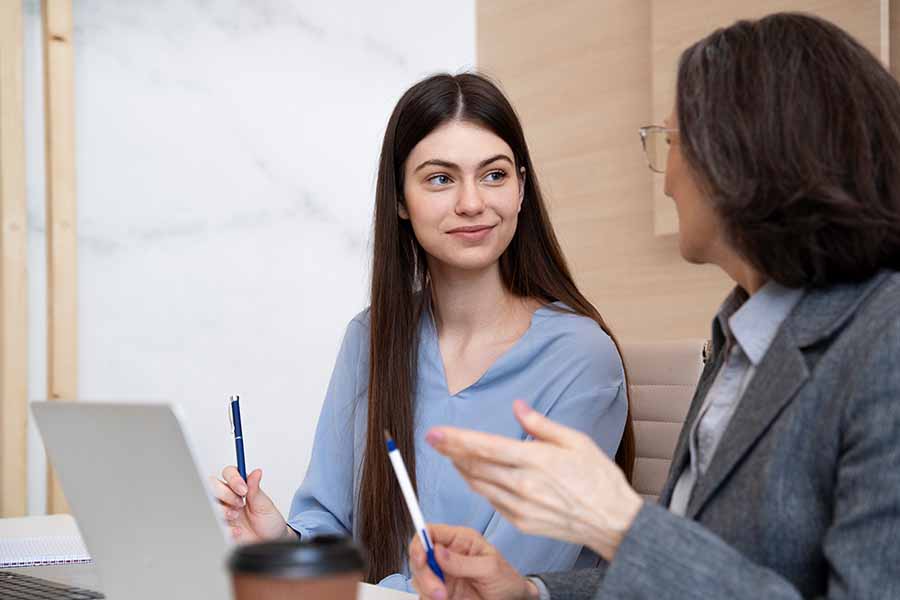 Colaboradores dialogando