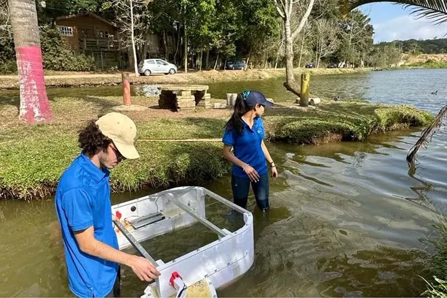 Luis Alberto López, maneja al robot skarki