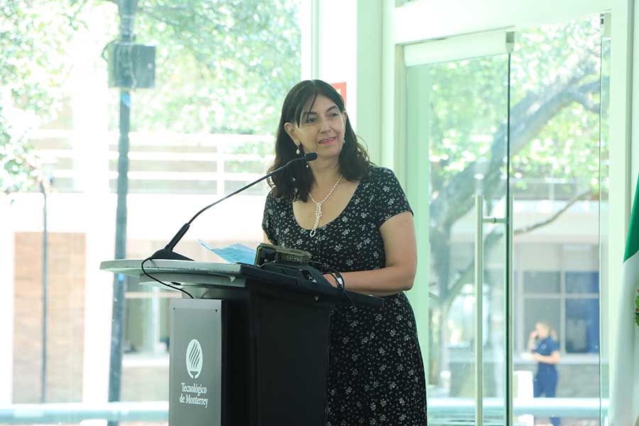 Teresa Vivencio, secretaria administradora del Colegio Nacional.