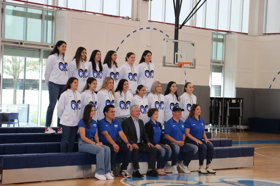 Los deportistas se tomaron la foto por equipos.
