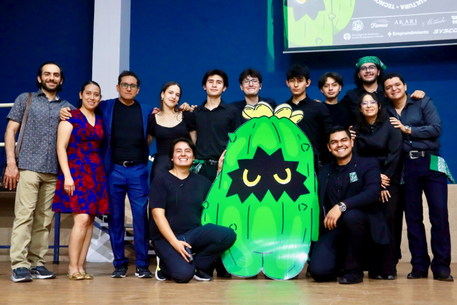 Integrantes de la SEITC con directivos y profesores del Tec campus Chihuahua. Roc&iacute;o Rodr&iacute;guez (cuarta de izq. a der.), Santiago Torres (al centro, de lentes) y Alejandro Carrillo (de pie, segundo de der. a izq.).