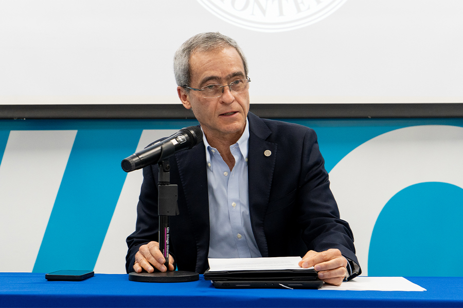 Luis Arizpe dando un discurso en Campus Saltillo.