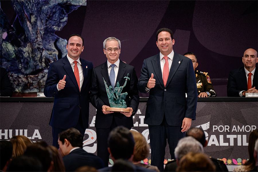 Luis Arizpe recibiendo la Presea Saltillo 2026.
