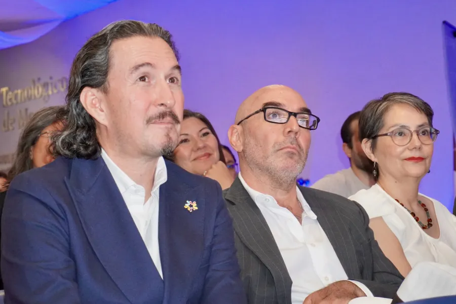 Luis Ra&uacute;l Dom&iacute;nguez y Gabriel Trevizo en la celebraci&oacute;n de los 35 a&ntilde;os de la licenciatura en Negocios Internacionales del Tec campus Chihuahua.