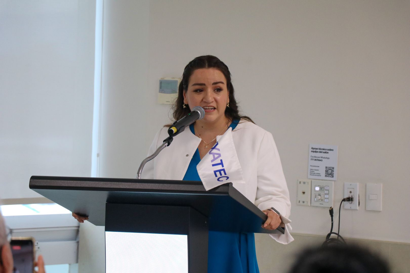 Luisa Emilia Javier Fregoso ofrece su discurso durante la ceremonia del Premio al M&eacute;rito EXATEC