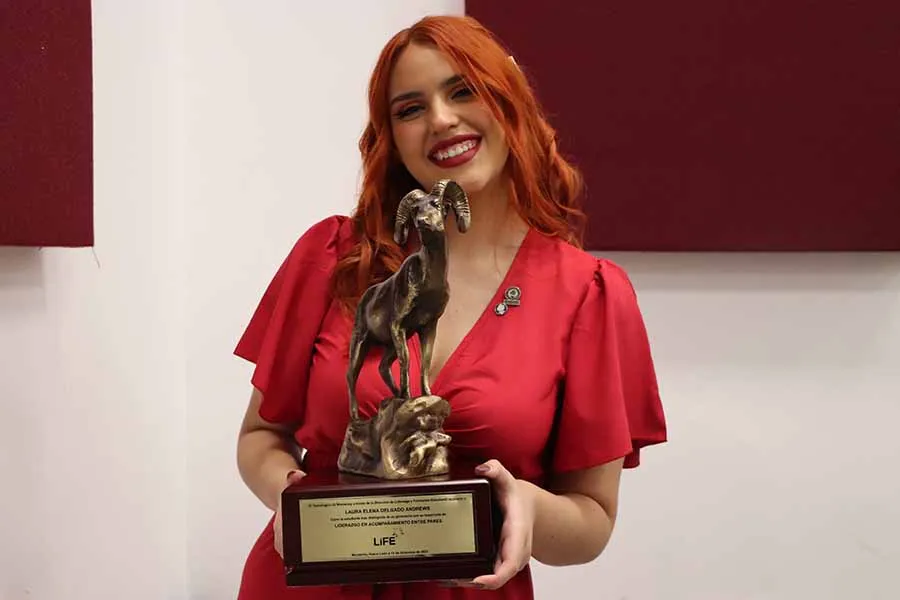 Laura Elena Delgado, ganadora del Borrego de Oro en Acompa&ntilde;amiento de Pares de la generaci&oacute;n diciembre 2023.
