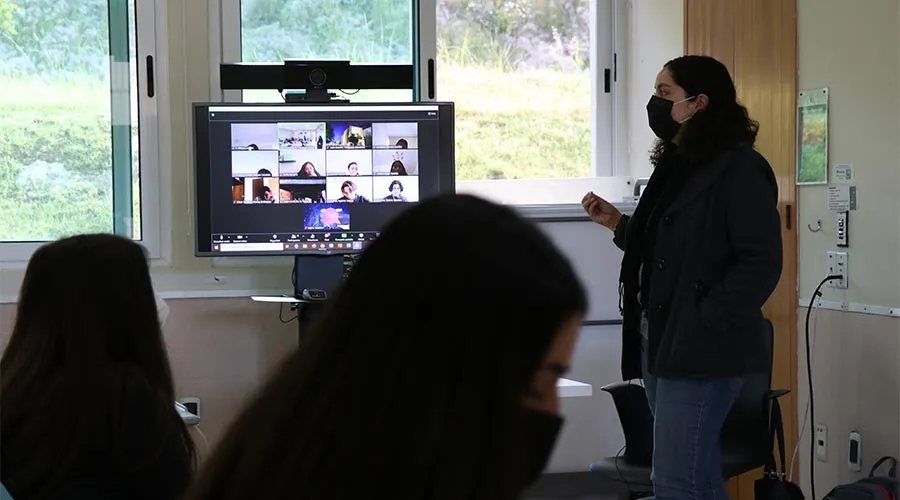 maestra enseñando a alumnos y alumnas de prepatec morelia