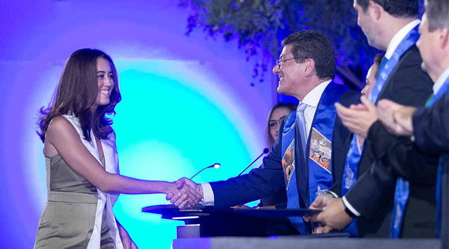 El director Juan Carlos Zazueta hace entrega de reconocimiento