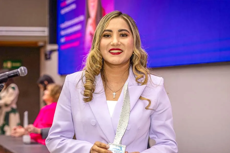 maria recibiendo el premio mujer tec