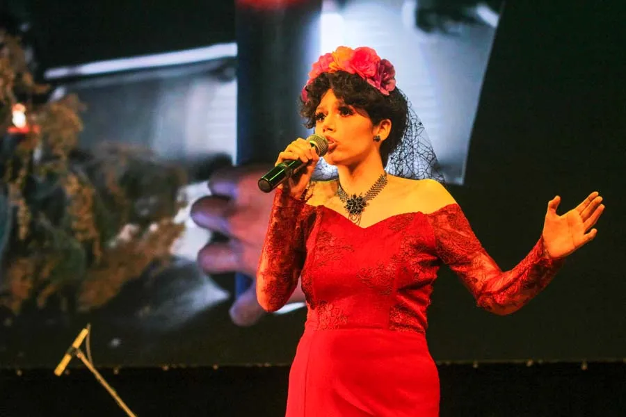 Mariana zazueta durante evento de catrinas