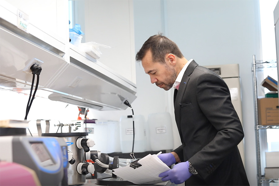 Dr. Mario &Aacute;lvarez en Laboratorio &Aacute;lvarez-Trujillo del Tec de Monterrey.