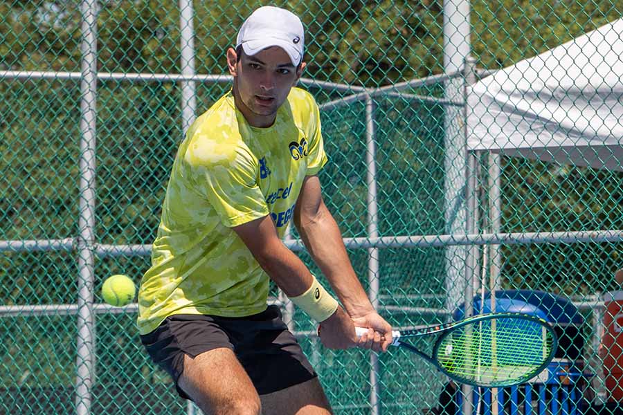 Jes&uacute;s Mario Garc&iacute;a, tenista de Borregos Monterrey de PrepaTec, en competencia.