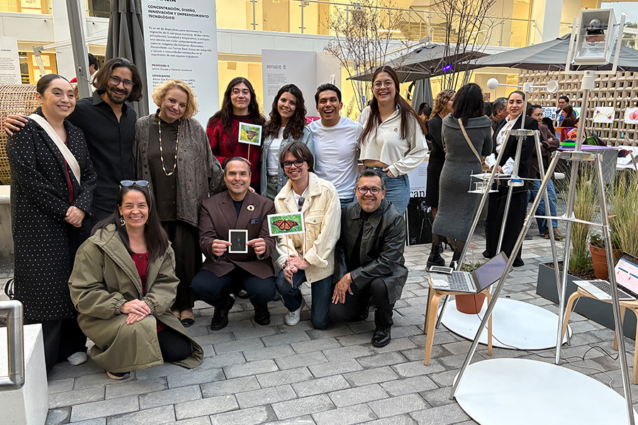 Estudiantes, profesores y autoridades de la Escuela de Arquitectura, Arte y Dise&ntilde;o del Tec durante la presentaci&oacute;n del proyecto Canal-IA.